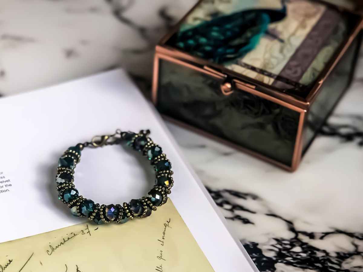 Biżuteria damska – jej rodzaje i materiały używane do jej&nbsp;projektowania